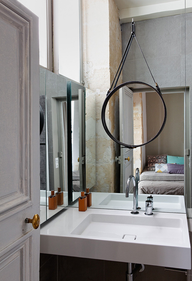 Idée de décoration pour une petite salle de bain principale design avec un mur gris et un lavabo intégré.