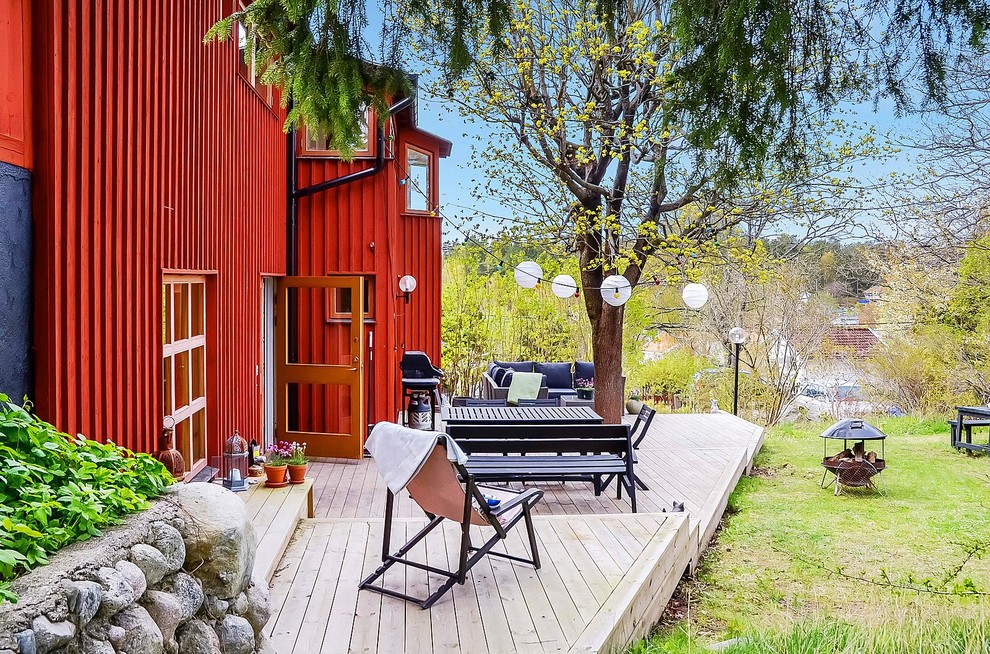 Design ideas for a mid-sized scandinavian deck in Stockholm with no cover.