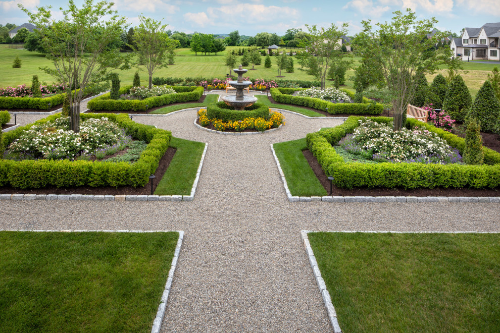 ワシントンD.C.にあるシャビーシック調のおしゃれな整形庭園の写真