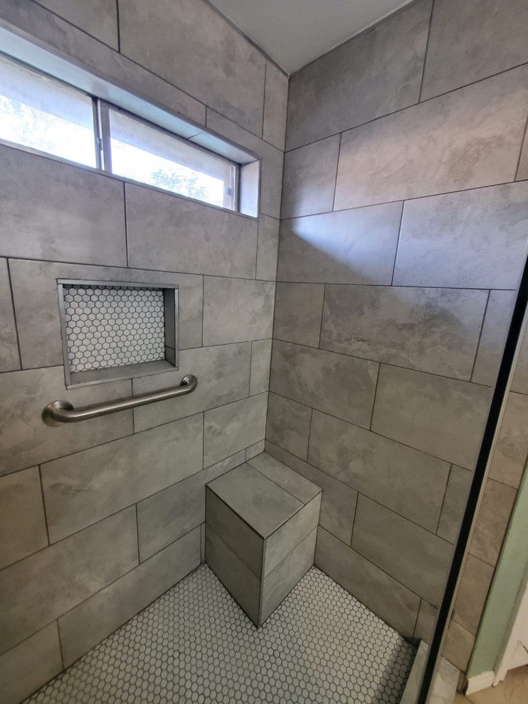 Inspiration pour une douche en alcôve principale et grise et blanche minimaliste de taille moyenne avec un carrelage gris, des carreaux de porcelaine, un mur gris, une cabine de douche à porte battante et un plafond voûté.