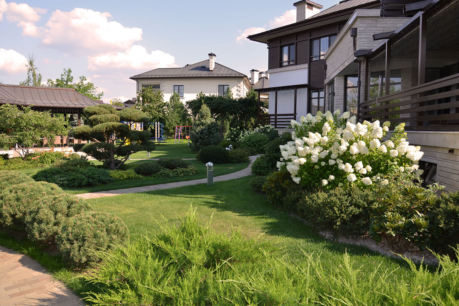 Современный сад в КП "Бенелюкс" вилла 1