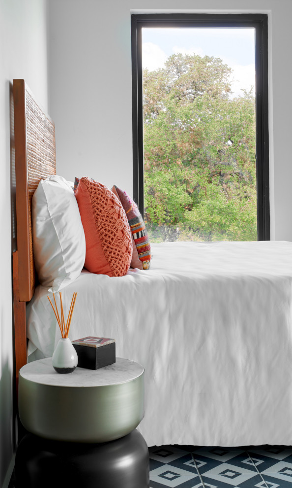 На фото: маленькая спальня на антресоли в стиле модернизм с полом из керамической плитки, черным полом, многоуровневым потолком и белыми стенами для на участке и в саду