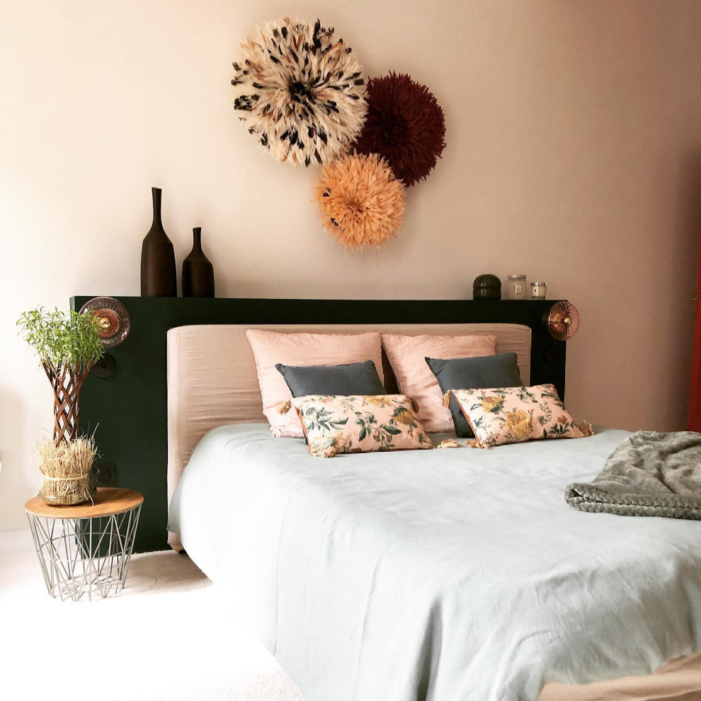 トゥールーズにある広いトロピカルスタイルのおしゃれな主寝室 (白い壁、カーペット敷き、標準型暖炉、石材の暖炉まわり、ベージュの床、表し梁、壁紙) のインテリア