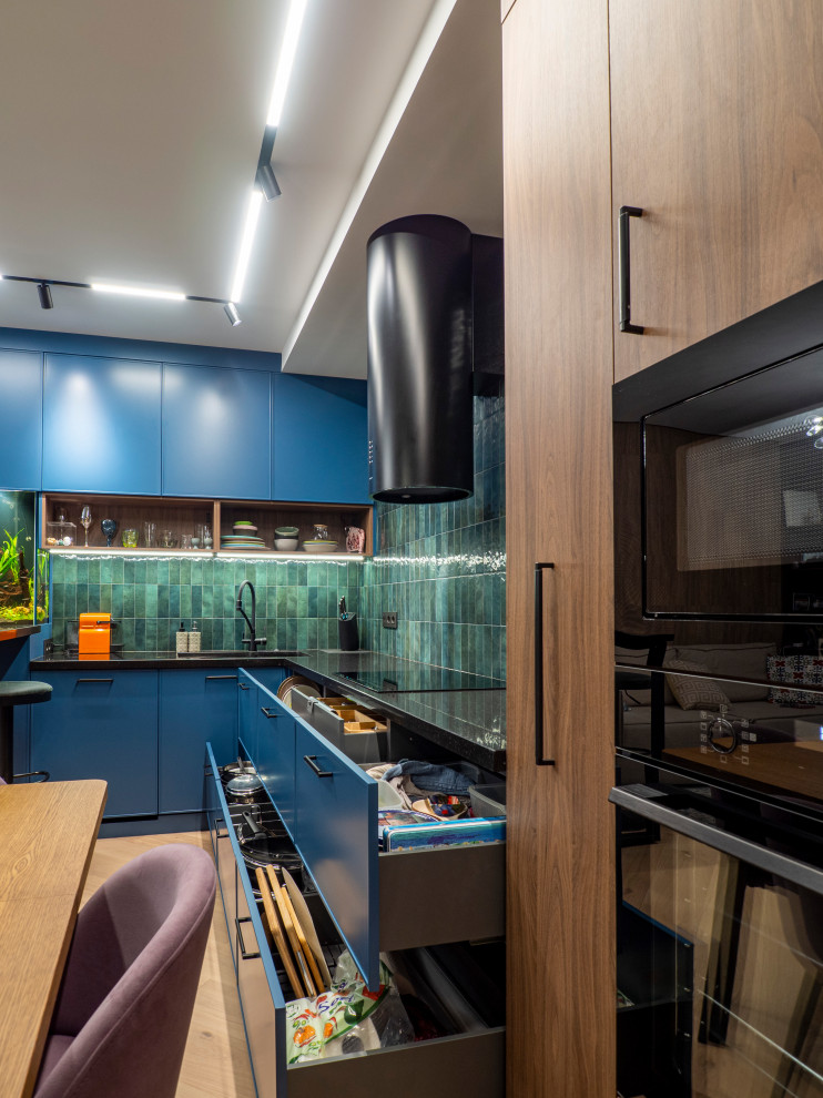 Кухня в современном стиле со встроенным аквариумом