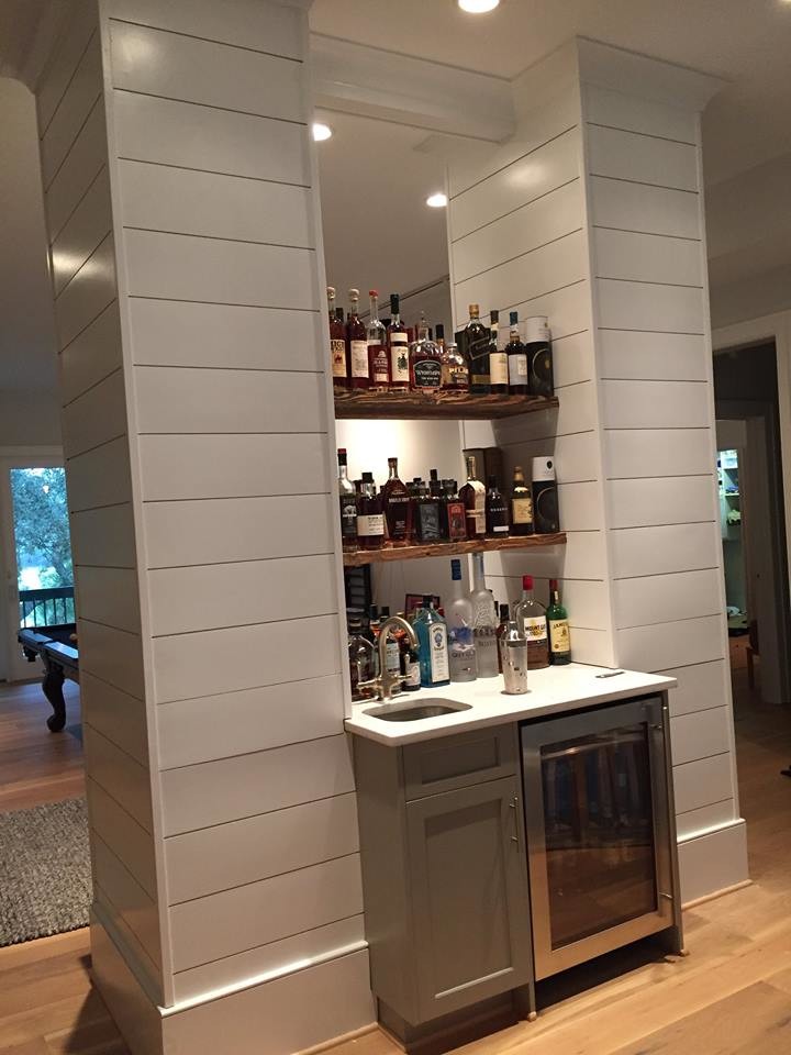 Small transitional single-wall wet bar in Charleston with an undermount sink, shaker cabinets, grey cabinets, quartz benchtops, light hardwood floors, beige floor and white benchtop.