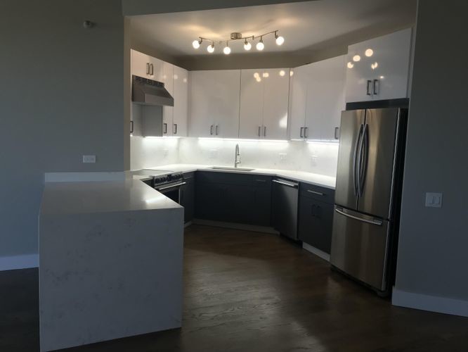 Kitchen - transitional kitchen idea in Chicago