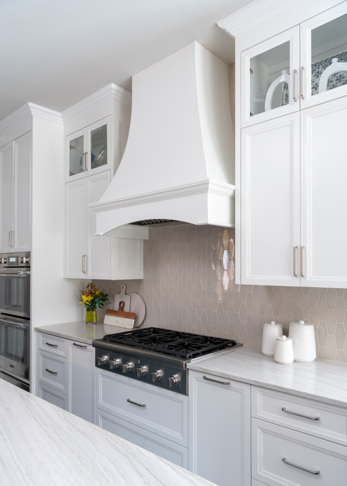 Transitional kitchen photo in Dallas