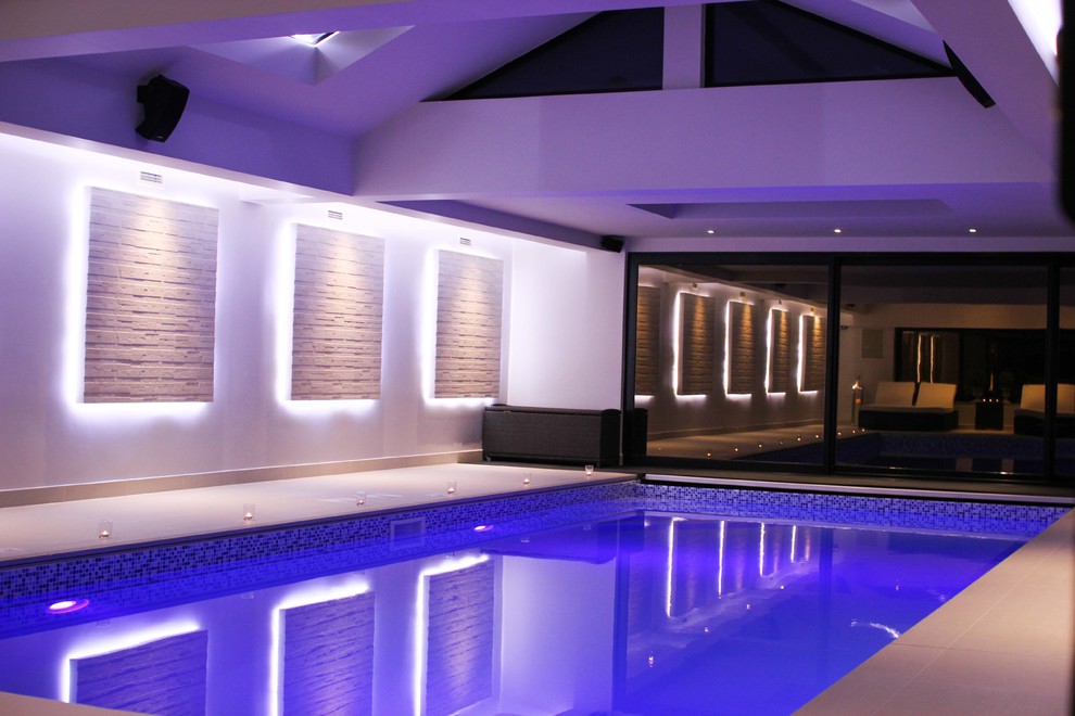 This is an example of a contemporary swimming pool in London.