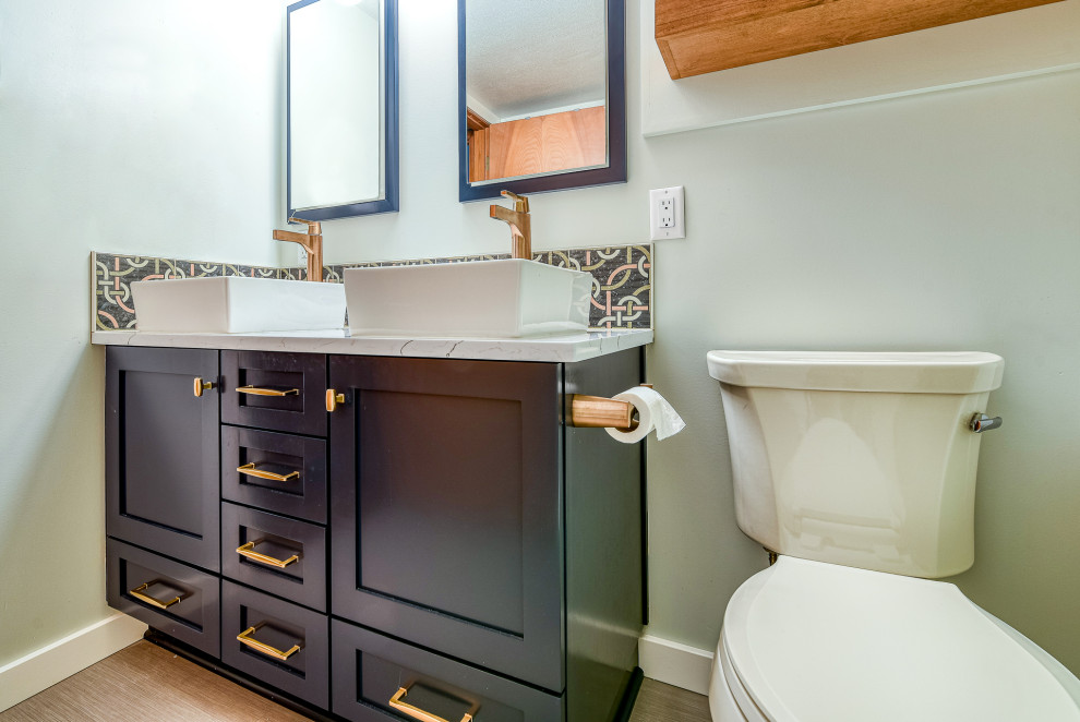 Источник вдохновения для домашнего уюта: маленькая главная ванная комната в стиле неоклассика (современная классика) с фасадами в стиле шейкер, синими фасадами, душем, раздельным унитазом, серой плиткой, цементной плиткой, серыми стенами, полом из ламината, настольной раковиной, столешницей из кварцита, серым полом, душем с раздвижными дверями, белой столешницей, фартуком, тумбой под две раковины, встроенной тумбой, любым потолком и любой отделкой стен для на участке и в саду
