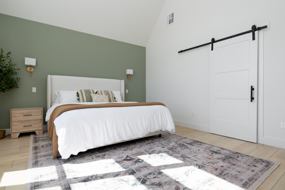На фото: хозяйская спальня среднего размера в стиле ретро с зелеными стенами, полом из винила, бежевым полом и сводчатым потолком