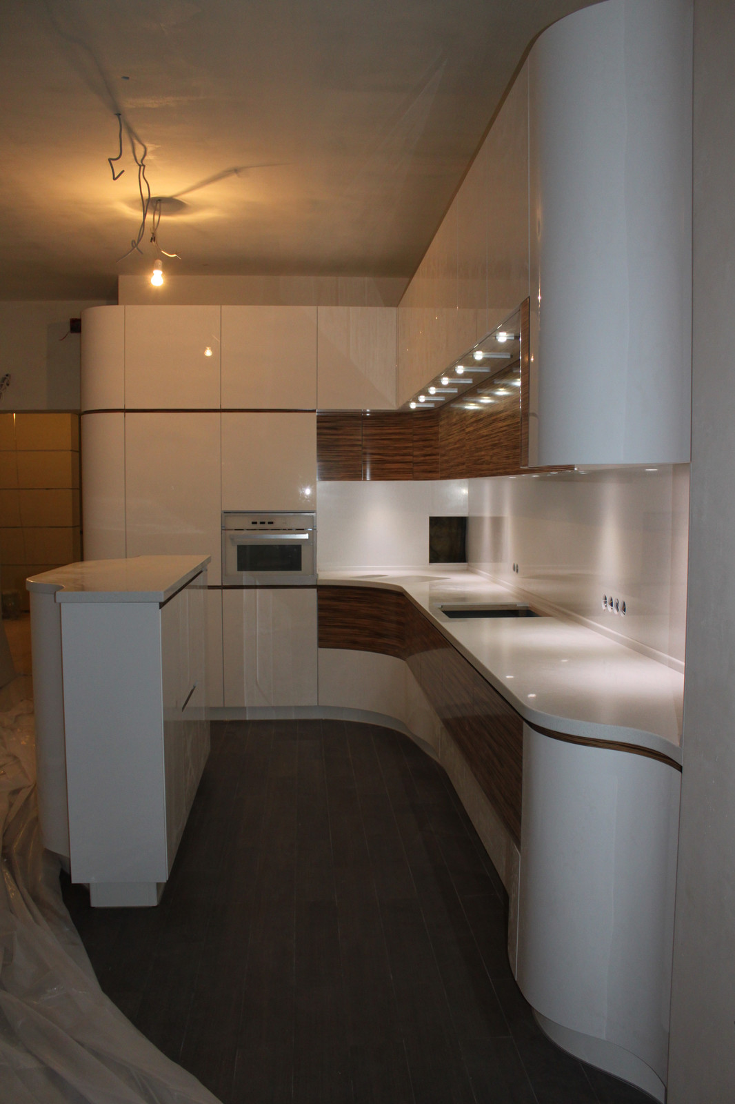 Кухня белая с гнутыми фасадами