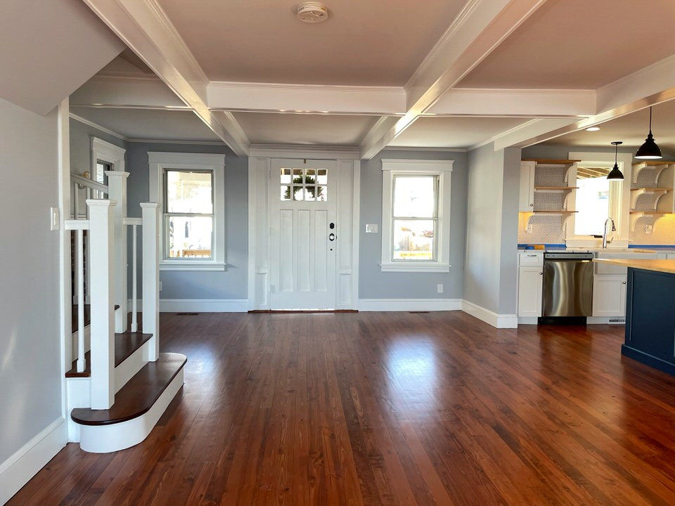Kleines, Offenes Maritimes Wohnzimmer mit brauner Wandfarbe, Kassettendecke und braunem Holzboden in Providence
