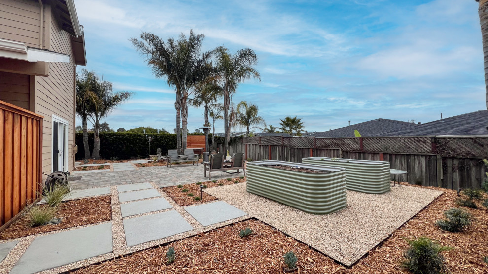 Свежая идея для дизайна: огород во дворе среднего размера на заднем дворе в современном стиле с мощением тротуарной плиткой и козырьком - отличное фото интерьера