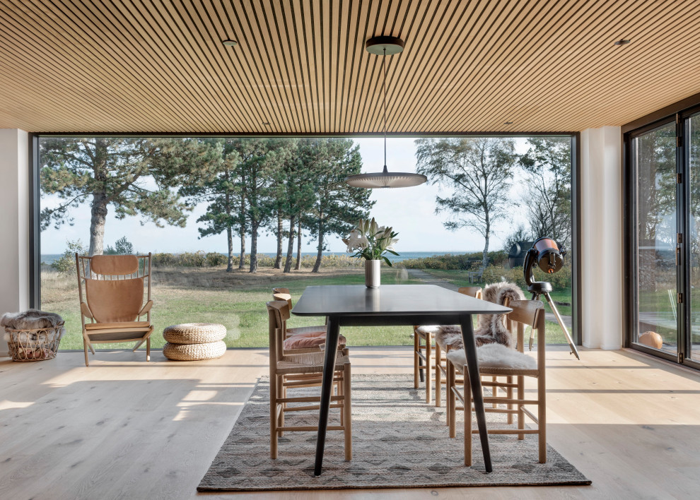 На фото: столовая в стиле модернизм с белыми стенами, светлым паркетным полом, бежевым полом и деревянным потолком с