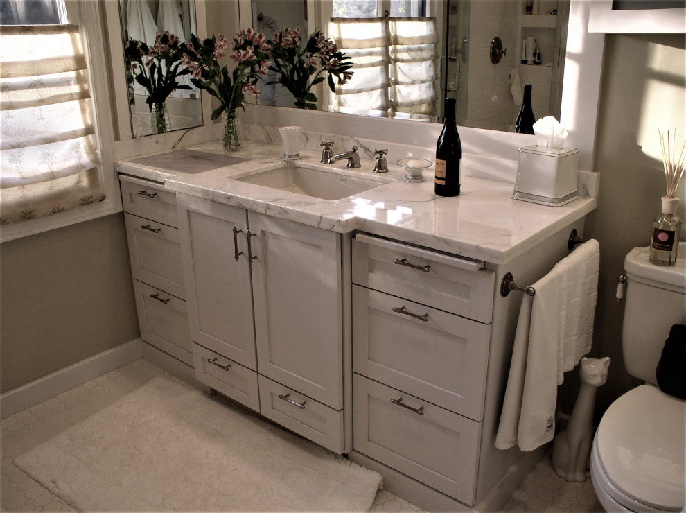 Design ideas for a small transitional master bathroom in Los Angeles with shaker cabinets, white cabinets, an undermount tub, a corner shower, a two-piece toilet, white tile, porcelain tile, porcelain floors, an undermount sink, marble benchtops, a hinged shower door, a single vanity, a built-in vanity, green walls, white floor and grey benchtops.