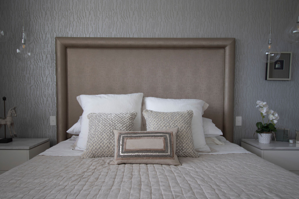 Стильный дизайн: хозяйская спальня среднего размера в современном стиле с бежевыми стенами, ковровым покрытием, бежевым полом и обоями на стенах - последний тренд