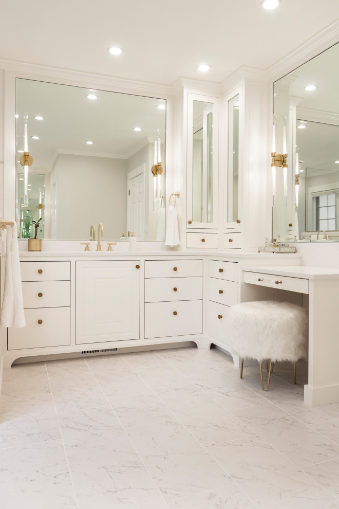 Стильный дизайн: ванная комната в стиле неоклассика (современная классика) с мраморным полом - последний тренд