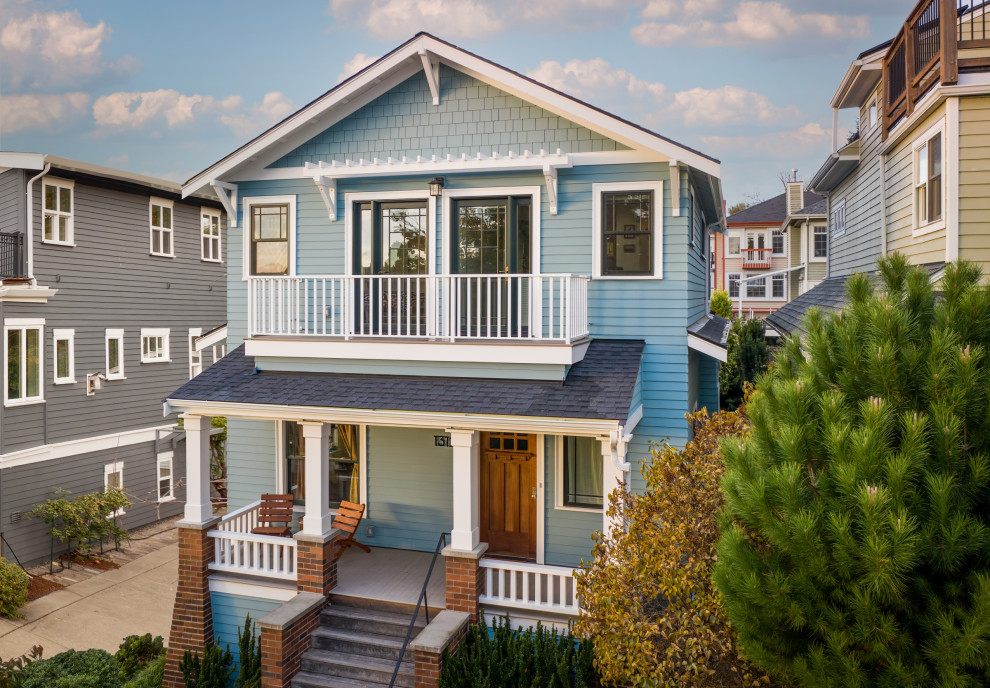 Kleines, Dreistöckiges Klassisches Einfamilienhaus mit Mix-Fassade, blauer Fassadenfarbe, Satteldach, Schindeldach, grauem Dach und Verschalung in Seattle