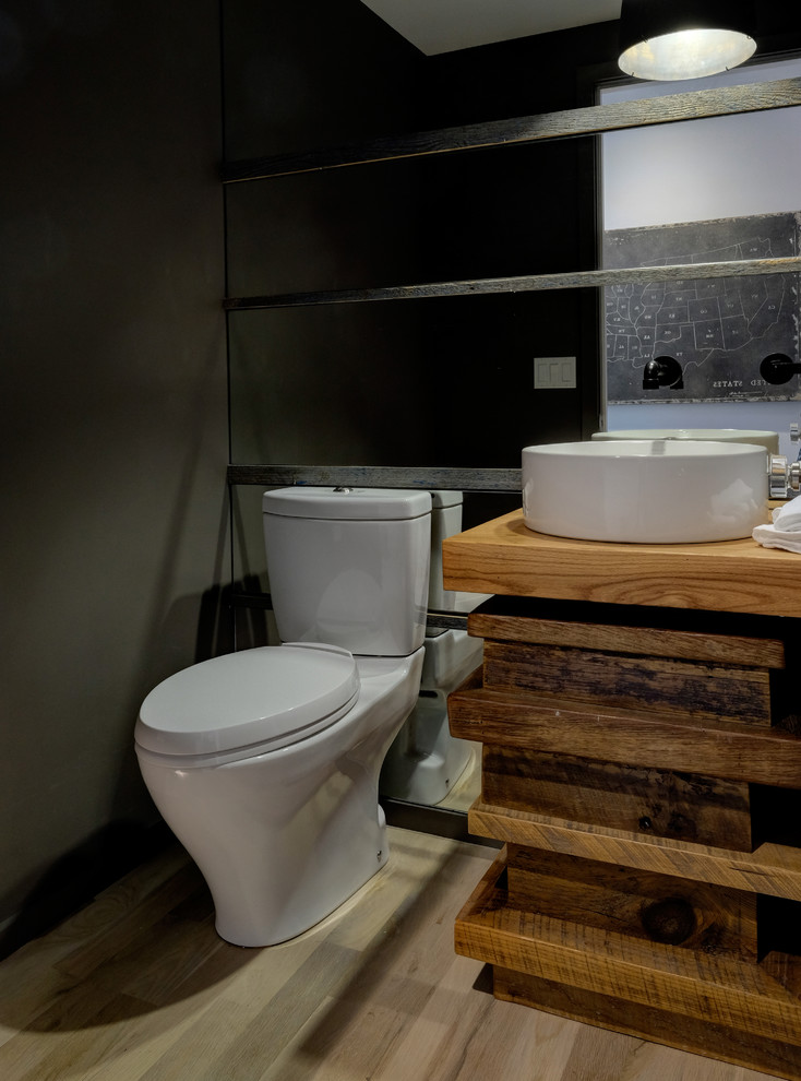 Example of a mountain style bathroom design in Chicago