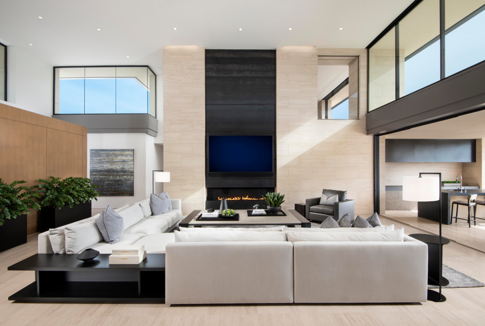 Diseño de sala de estar abierta y blanca contemporánea extra grande con suelo de piedra caliza, televisor colgado en la pared y chimenea lineal