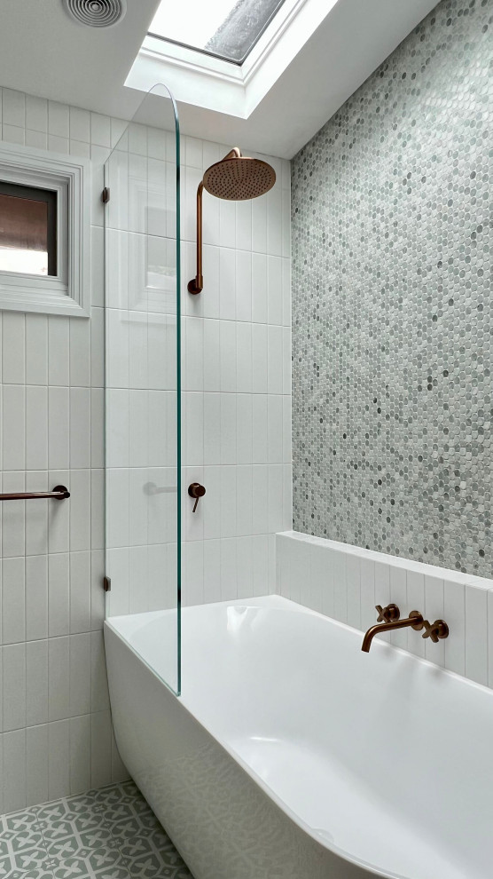 Идея дизайна: главная ванная комната в современном стиле с фасадами островного типа, коричневыми фасадами, угловой ванной, душем над ванной, инсталляцией, белой плиткой, керамической плиткой, белыми стенами, полом из керамической плитки, консольной раковиной, столешницей из искусственного кварца, зеленым полом, открытым душем, белой столешницей, тумбой под одну раковину и подвесной тумбой