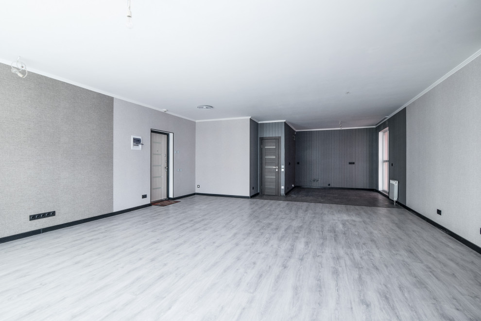 Идея дизайна: большая парадная, открытая, серо-белая гостиная комната в современном стиле с белыми стенами, паркетным полом среднего тона, белым полом, многоуровневым потолком и обоями на стенах без камина