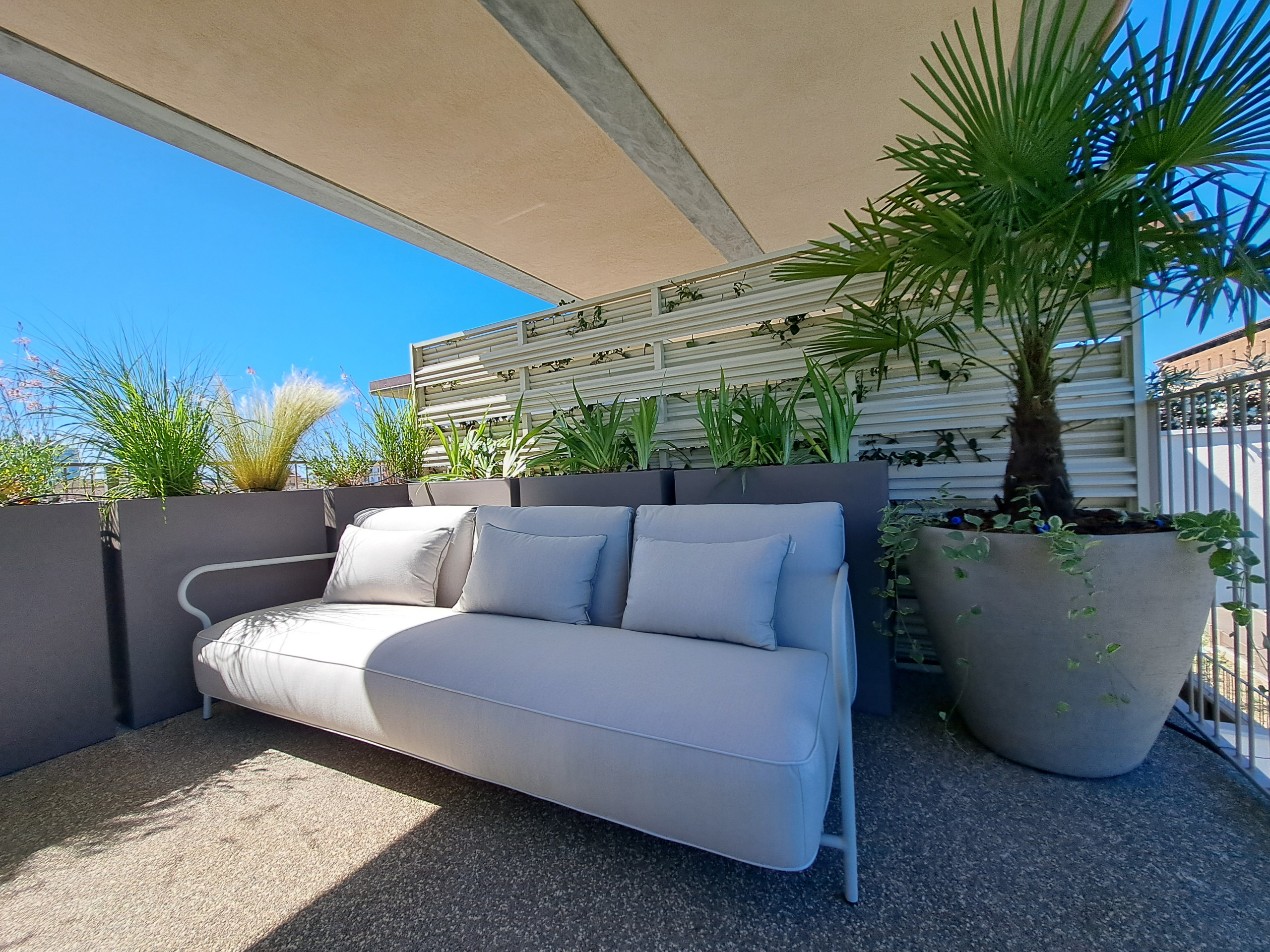 Realizzazione fioriere e vasi per un terrazzo sempreverde (o quasi)