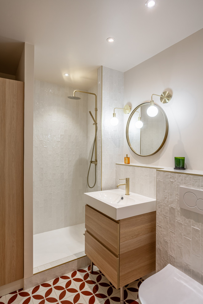 Idéer för mellanstora vintage vitt en-suite badrum, med luckor med profilerade fronter, en öppen dusch, en vägghängd toalettstol, beige kakel, beige väggar, cementgolv, ett konsol handfat, bänkskiva i kvartsit och med dusch som är öppen