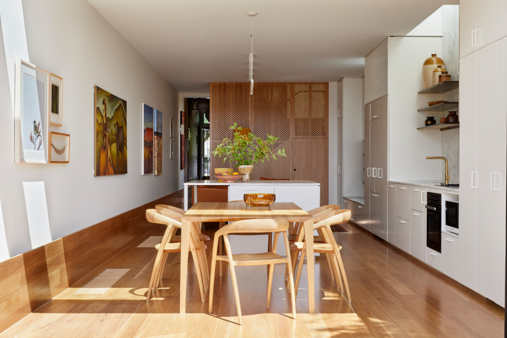 Источник вдохновения для домашнего уюта: гостиная-столовая среднего размера в современном стиле с белыми стенами, светлым паркетным полом, коричневым полом и деревянными стенами без камина