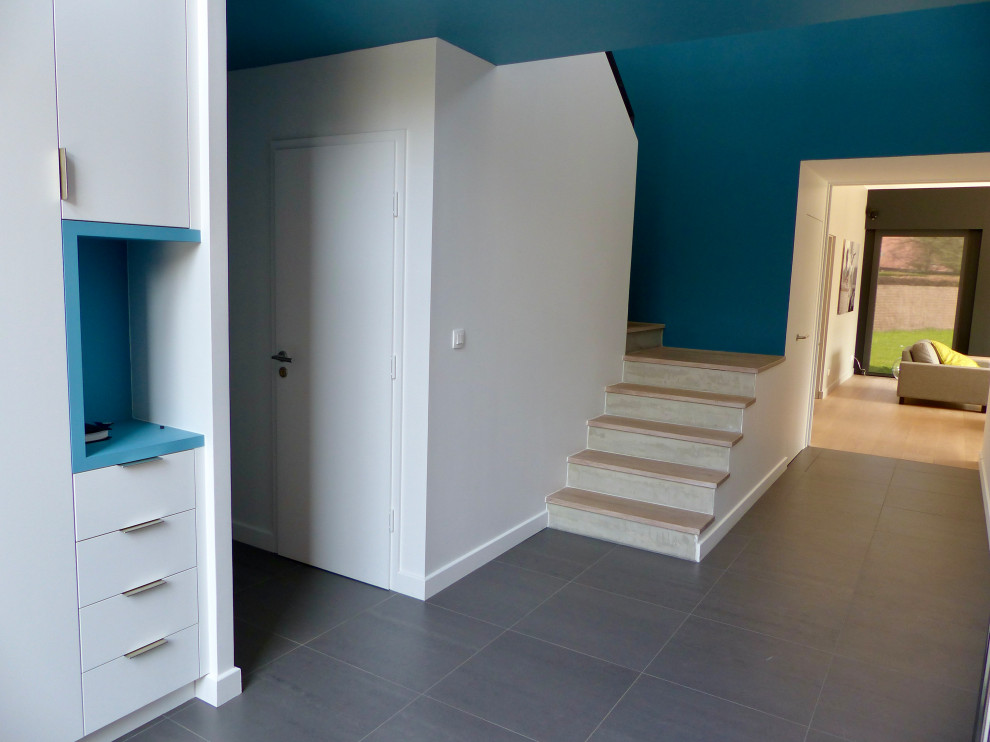 Idée de décoration pour escalier in U With des marches en bois and des contremarches en béton.
