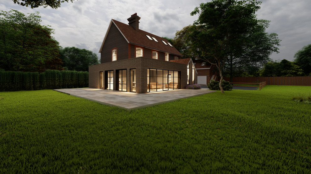 Aménagement d'une grande façade de maison marron en brique à deux étages et plus avec un toit à deux pans, un toit en tuile et un toit marron.