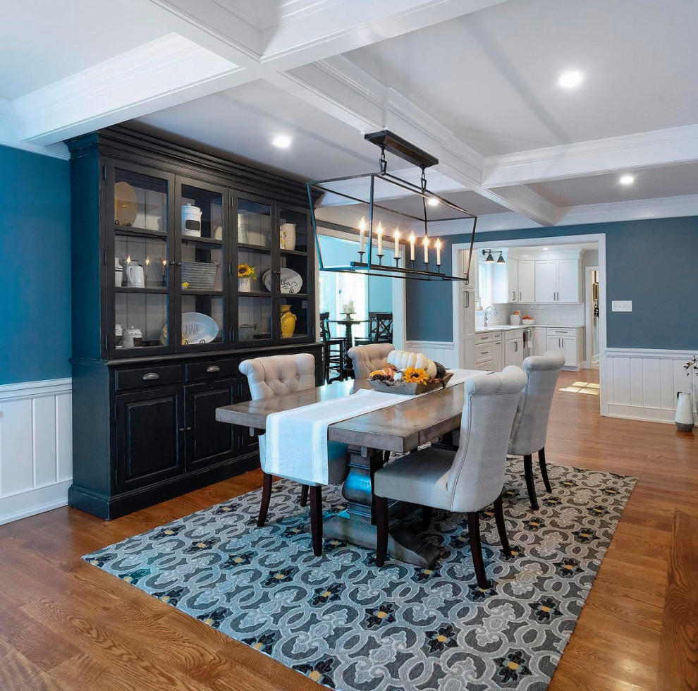 Стильный дизайн: гостиная-столовая в стиле неоклассика (современная классика) с синими стенами - последний тренд