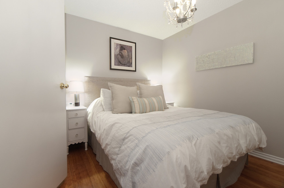 バンクーバーにあるトラディショナルスタイルのおしゃれな寝室 (グレーの壁、無垢フローリング) のレイアウト