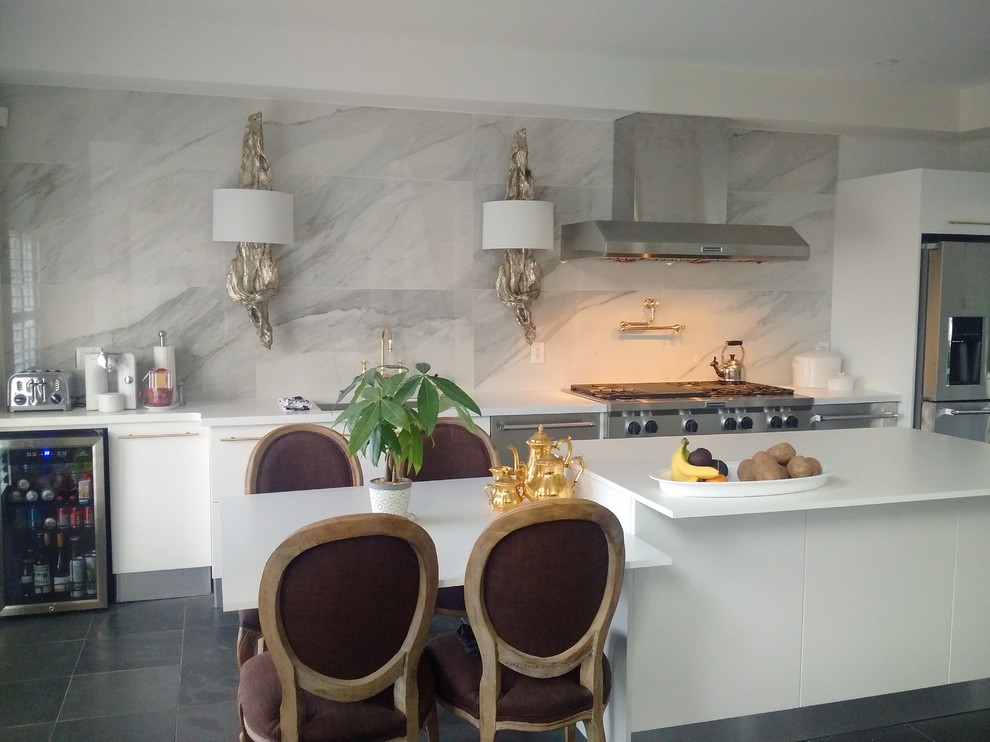 Transitional home design photo in Toronto