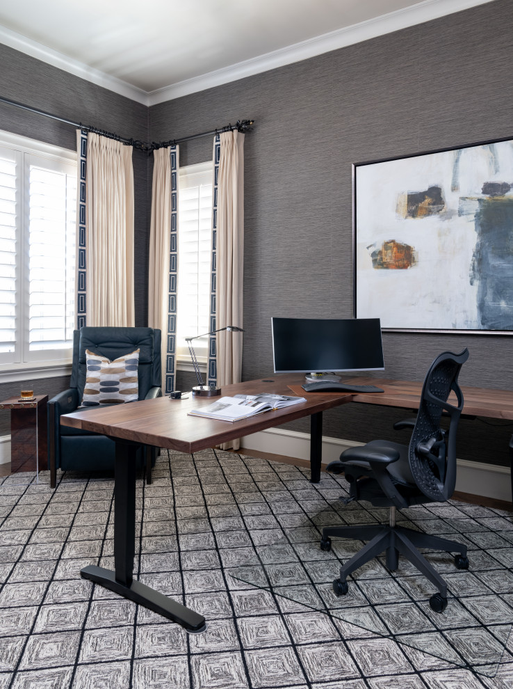 Imagen de despacho actual de tamaño medio sin chimenea con paredes grises y escritorio independiente