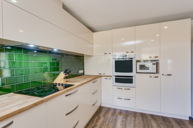 Colourful Splashback Kitchen moderne-koekken