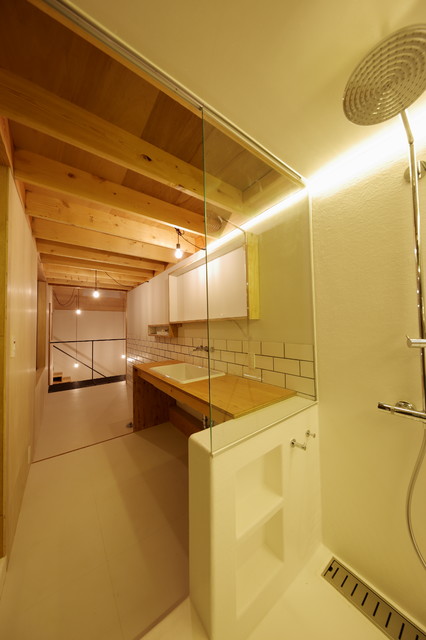 秋川の家 modern-badezimmer