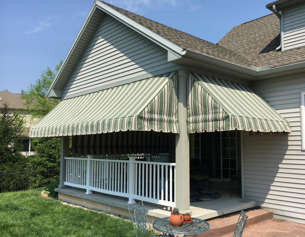 Inspiration for a mid-sized traditional front yard verandah in Philadelphia with an awning.