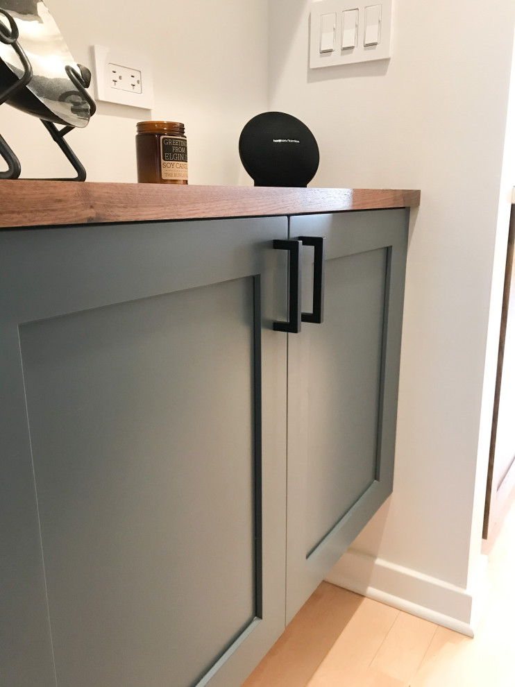 Example of a large transitional l-shaped eat-in kitchen design in Chicago with a double-bowl sink, shaker cabinets, white cabinets, quartz countertops, multicolored backsplash, porcelain backsplash, stainless steel appliances, an island and white countertops