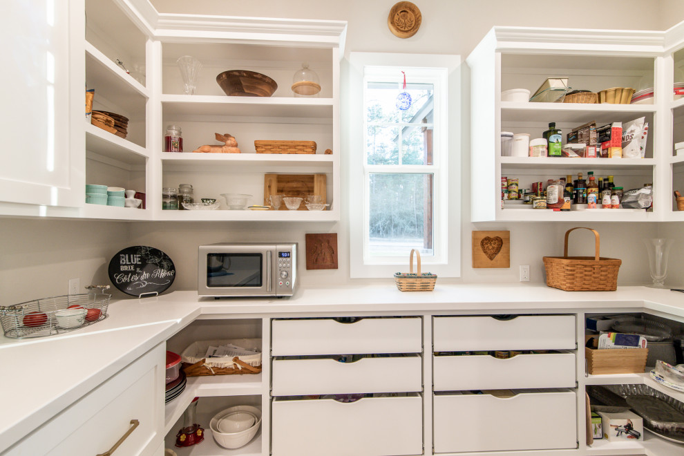 Idéer för att renovera ett rustikt vit vitt kök, med skåp i shakerstil, blå skåp, granitbänkskiva, vitt stänkskydd och en köksö
