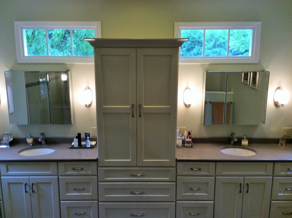 Inspiration for a large traditional master bathroom in Chicago with engineered quartz benchtops.