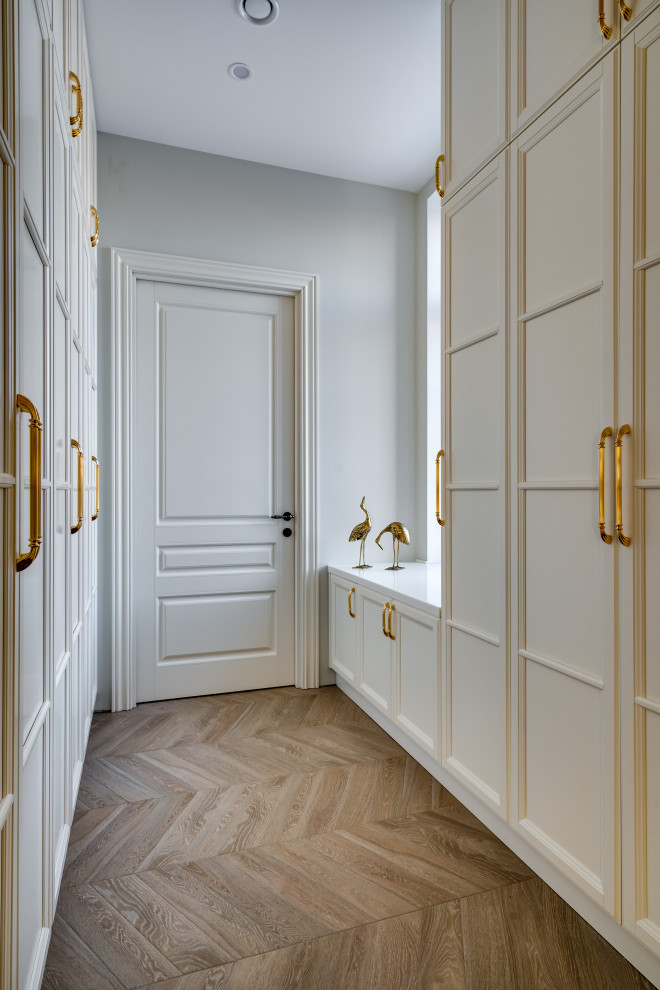 Просторная гостинная с функциональной мебелью