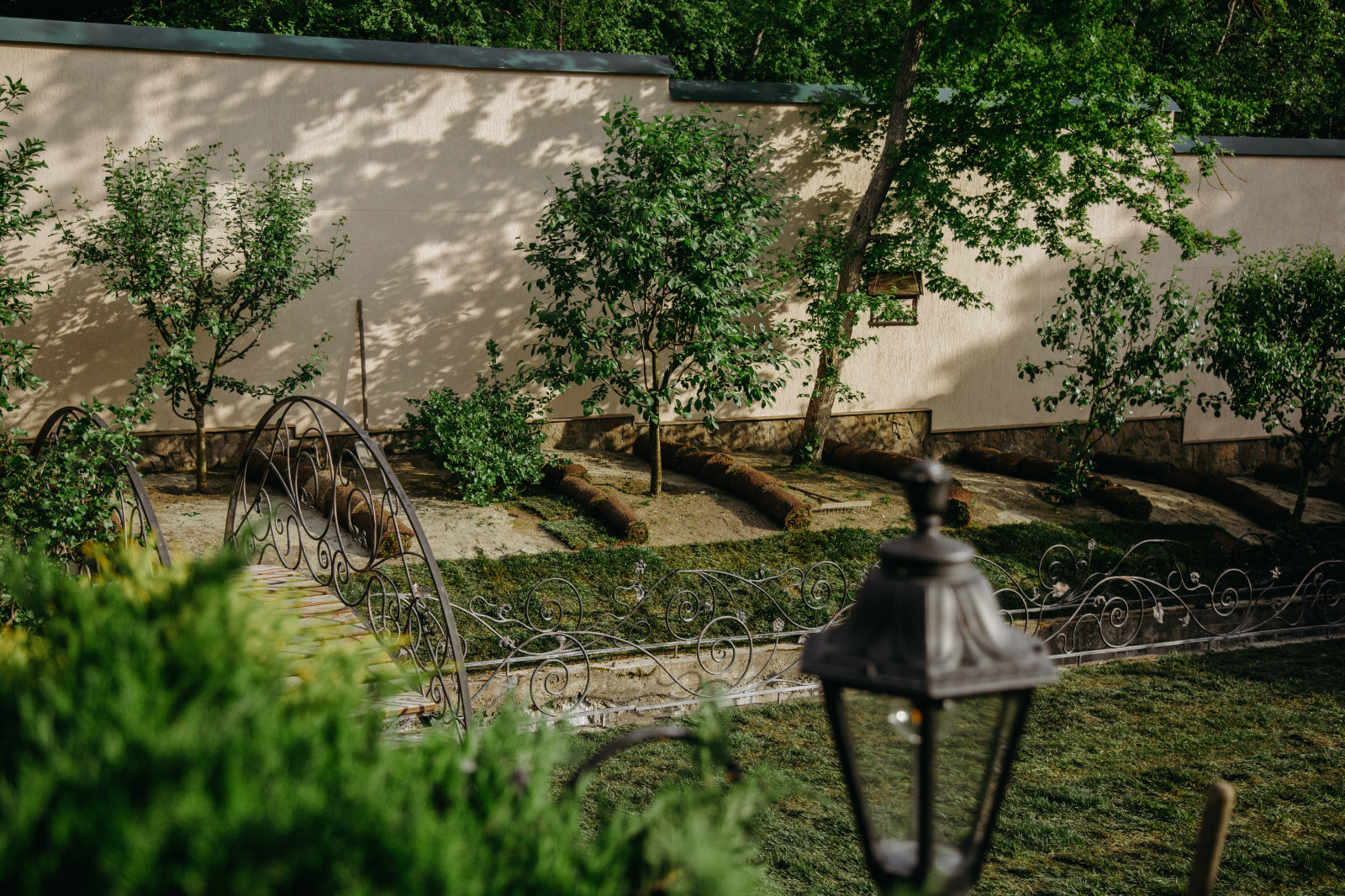 Монтаж системы автоматического полива и укладка рулонного газона в Новороссийске