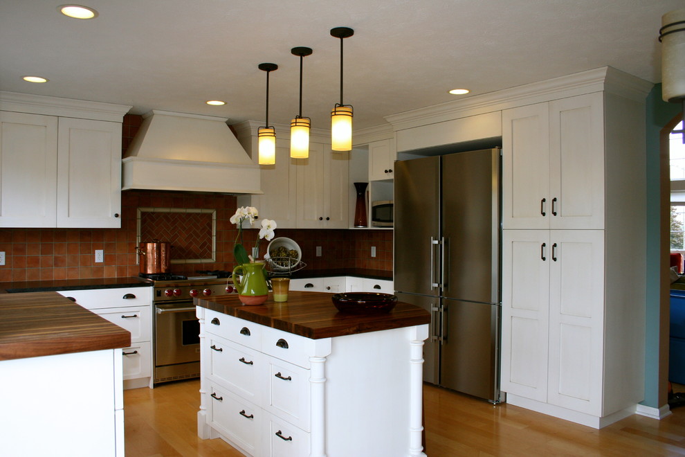 Example of a transitional kitchen design in Grand Rapids