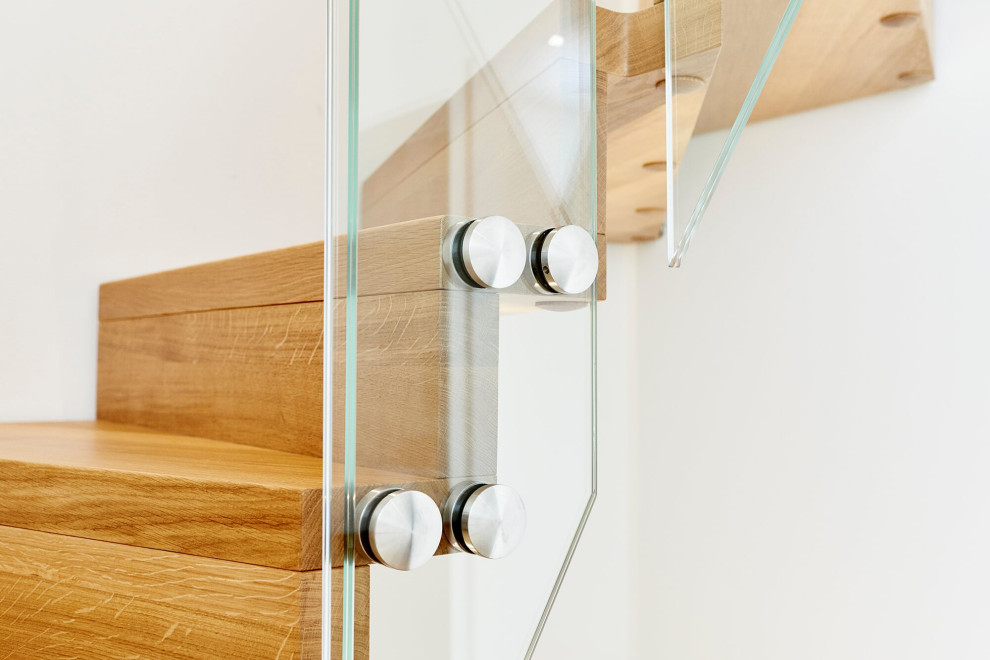 Дубовая лестница со стеклянным ограждением