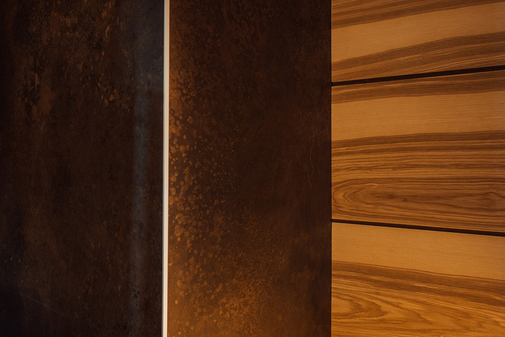 Сочетание различных фактур и материалов в интерьере сауны.