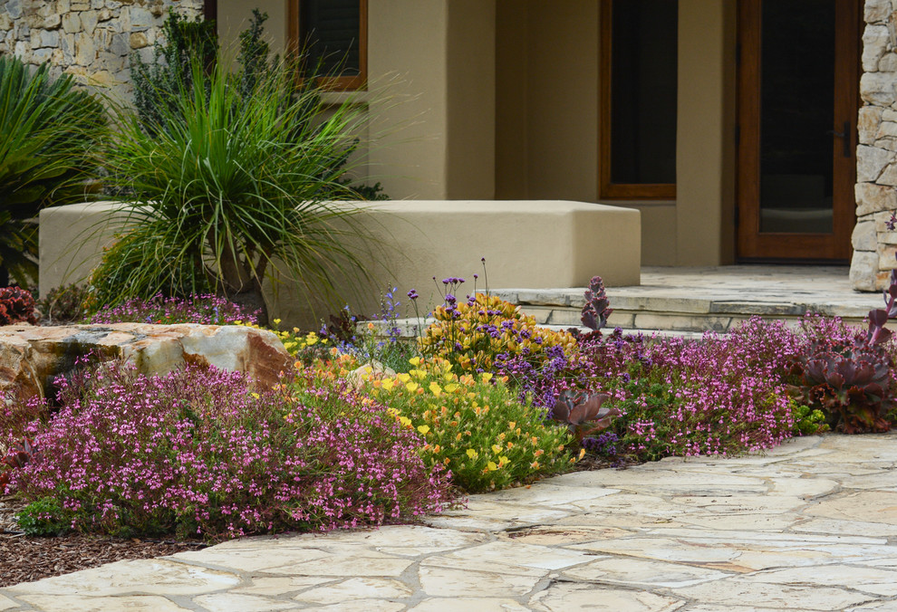 Photo of a small mediterranean front yard partial sun xeriscape for summer in San Diego with mulch.