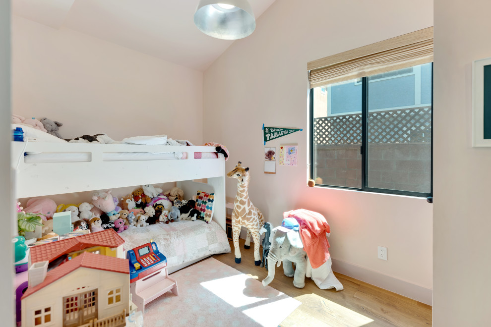 Inspiration for a mid-sized modern kids' bedroom for kids 4-10 years old and boys in Los Angeles with grey walls, light hardwood floors, brown floor and vaulted.