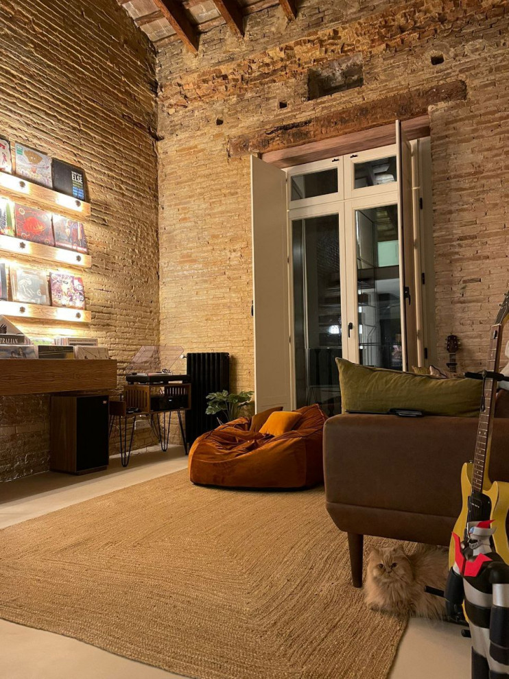 Imagen de salón con rincón musical tipo loft urbano pequeño con suelo de cemento, televisor independiente, suelo gris, vigas vistas y ladrillo
