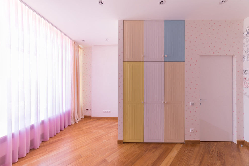This is an example of a mid-sized contemporary kids' room in Moscow.